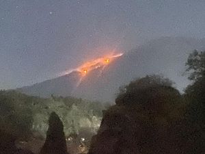Kebakaran di Gunung Agung Meluas, BPBD Rancang Hujan Buatan Kebakaran di Gunung Agung Meluas, BPBD Rancang Hujan Buatan