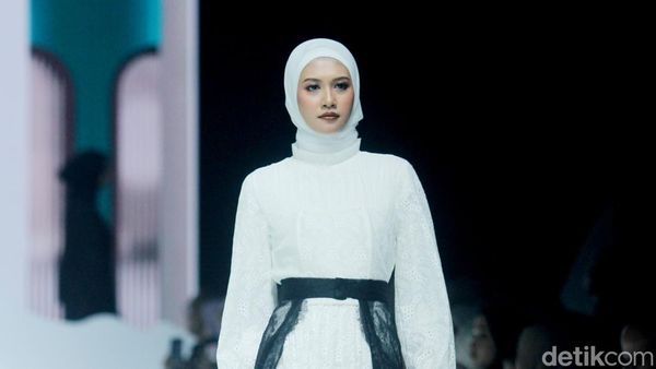 8 Koleksi Barli Asmara x Wardah di JMFW 2025, Busana Serba Hitam Putih