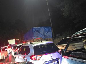 Cerita Warga Terjebak Macet di Exit Tol Cibubur: Jarak 1 Km Ditempuh 1 Jam Cerita Warga Terjebak Macet di Exit Tol Cibubur: Jarak 1 Km Ditempuh 1 Jam