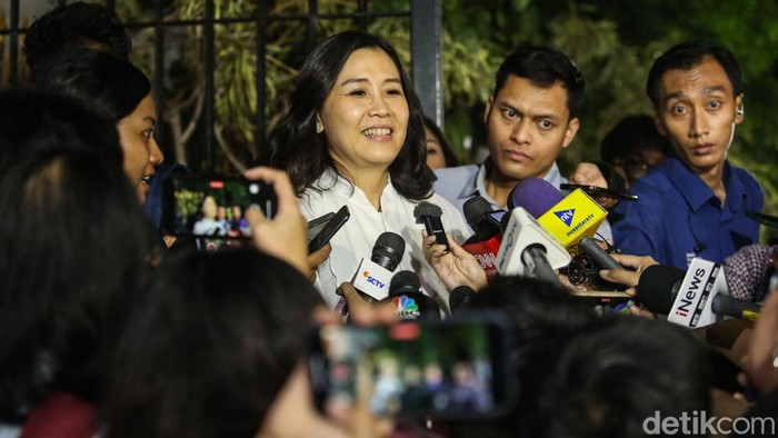 Veronica Tan merapat ke kediaman presiden terpilih Prabowo Subianto malam ini. Veronica hadir di tengah pemanggilan calon menteri Prabowo, Senin (14/10/2024).