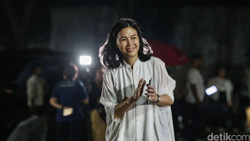 Veronica Tan merapat ke kediaman presiden terpilih Prabowo Subianto malam ini. Veronica hadir di tengah pemanggilan calon menteri Prabowo, Senin (14/10/2024).