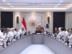 Airlangga Ngantor di Kemnaker, Langsung Gelar Rapat Pimpinan