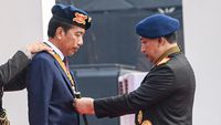 Momen Jokowi Dianugerahi Medali Kehormatan Loka Praja Samrakshana Polri