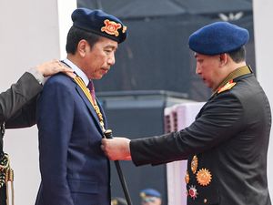 Momen Jokowi Dianugerahi Medali Kehormatan Loka Praja Samrakshana Polri