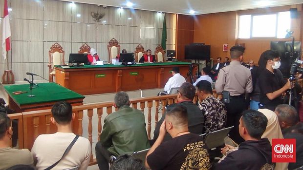 Heri Hermawan Muller dan Dodi Rustandi Muller dinyatakan terbukti bersalah dalam kasus pemalsuan surat yang berseteru dengan warga Dago Elos. Keduanya divonis 3 tahun lima bulan.