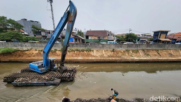 Normalisasi Sungai Ciliwung, Lumpur Dikeruk