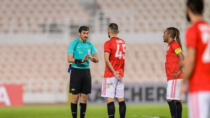 MACAU, MACAU - APRIL 25: Fifa Referee Omar Mohamed Ahmed Hassan Alali (L) talks to Carlos Leonel Gois of Benfica Macau (R) during the AFC Cup Group I match between Benfica Macau and 4.25 SC at MUST Stadium on April 25, 2018 in Macau. (Photo by Power Sport Images/Getty Images)