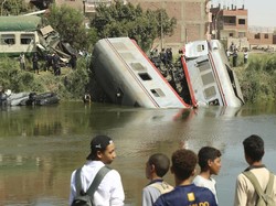 Kereta Vs Kereta di Mesir: Gerbong Tercebur ke Sungai, Satu Orang Tewas
