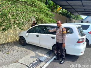 Detik-detik Warga Hajar Mobil Livina Pelaku Tabrak Lari di Solo