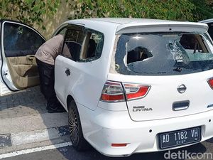 Penampakan Livina Remuk Dirusak Massa Usai Tabrak Lari Mobil-Motor di Solo Penampakan Livina Remuk Dirusak Massa Usai Tabrak Lari Mobil-Motor di Solo