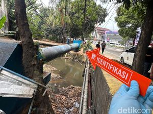 Jasad Bayi Perempuan Ditemukan dalam Goodie Bag di Pinggir Kali Tebet Jasad Bayi Perempuan Ditemukan dalam Goodie Bag di Pinggir Kali Tebet