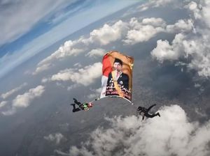 Potret Jokowi dan Prabowo Berkibar di Langit Mako Brimob Depok