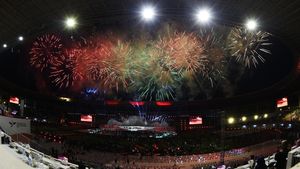 Pesta Kembang Api Semarakkan Penutupan Peparnas XVII Solo