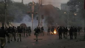 Polisi Tembakkan Gas Air Mata-Serang Demonstran Pakistan