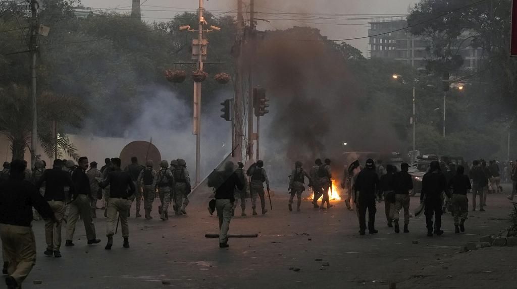 Polisi Tembakkan Gas Air Mata-Serang Demonstran Pakistan Polisi Tembakkan Gas Air Mata-Serang Demonstran Pakistan