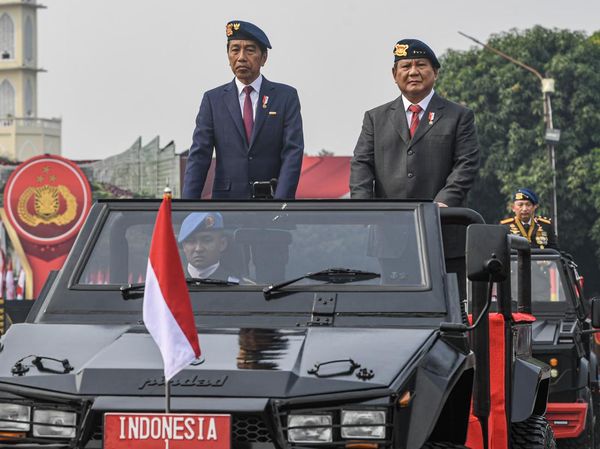 Potret Jokowi-Prabowo Naik Maung Cek Pasukan di Mako Brimob