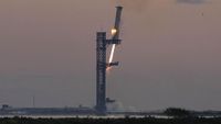 Potret SpaceX Tangkap Roket Terbesar dari Langit