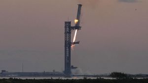 Potret SpaceX Tangkap Roket Terbesar dari Langit