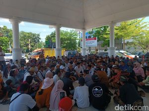 Warga Geruduk Kantor DPRD Lombok Tengah, Desak Revisi Perda Sempadan Pantai