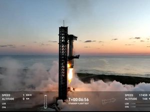 SpaceX Ukir Sejarah, Tangkap Roket Super Heavy di Udara!