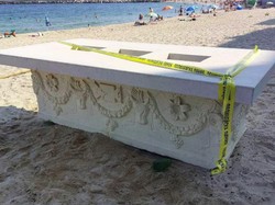 Turis Terpesona Meja Bar Unik, eh Ternyata Sarkofagus alias Peti Mati