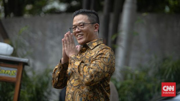 Sugiono yang diperkirakan bakal mengisi kabinet Prabowo-Gibran tiba di Kertanegara, Senin (14/10/2024). (CNN Indonesia/ Adi Ibrahim)