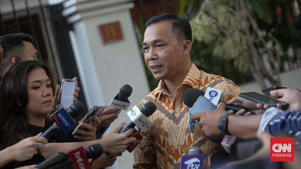 Wihaji yang diperkirakan bakal mengisi kabinet Prabowo-Gibran tiba di Kertanegara, Senin (14/10/2024). (CNN Indonesia/ Adi Ibrahim)