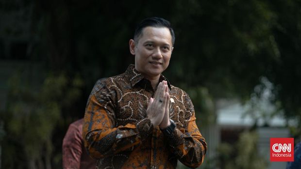 Agus Harimurti Yudhoyono (AHY) yang diperkirakan bakal mengisi kabinet Prabowo-Gibran tiba di Kertanegara, Senin (14/10/2024). (CNN Indonesia/ Adi Ibrahim)