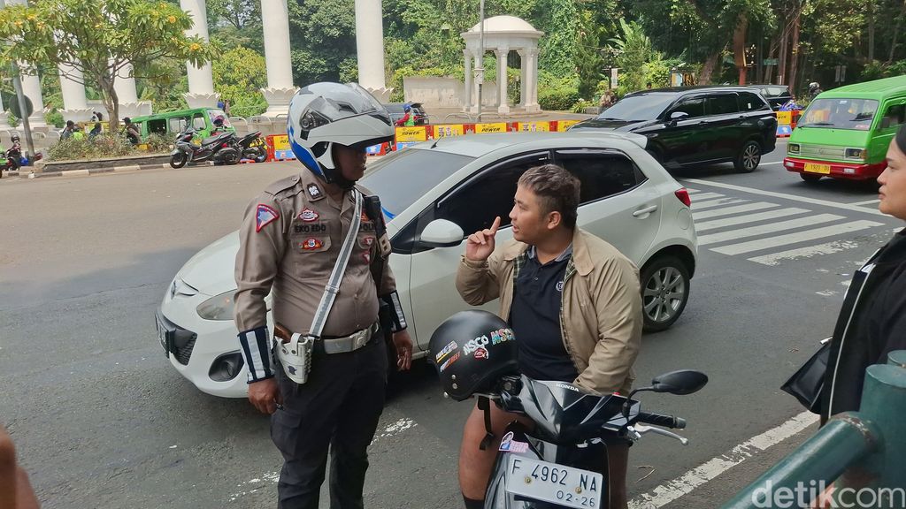 Seorang pengendara motor mencoba kabur dan nyaris menabrak polisi saat menghindari Operasi Zebra Lodaya di Kota Bogor. Operasi Zebra Lodaya 2024 digelar tanggal 14-27 Oktober 2024.