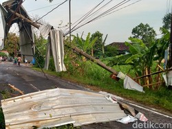 Lisus Ngamuk di Klaten, Rumah Rusak-Tiang Listrik Roboh