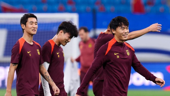 QINGDAO, CHINA - OCTOBER 14: Wei Shihao and Hu Hetao of Team China attend a training session ahead of the 2026 FIFA World Cup Qualifier fourth round Group C match between China and Indonesia on October 14, 2024 in Qingdao, Shandong Province of China. (Photo by Wu Zhizhao/VCG via Getty Images)