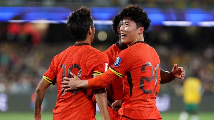 ADELAIDE, AUSTRALIA - OCTOBER 10: Xie Wenneng #20 of China celebrates with teammates after scoring his teams first goal during the 2026 FIFA World Cup Qualifier third round Group C match between Australia Socceroos and China at Adelaide Oval on October 10, 2024 in Adelaide, Australia. (Photo by Wu Zhizhao/VCG via Getty Images)