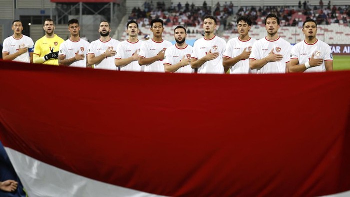 Soccer Football - World Cup - Asian Qualifiers - Third Round - Group C - Bahrain v Indonesia - Bahrain National Stadium, Riffa, Bahrain - October 10, 2024 Indonesia players pose for a team group photo before the match REUTERS/Hamad I Mohammed