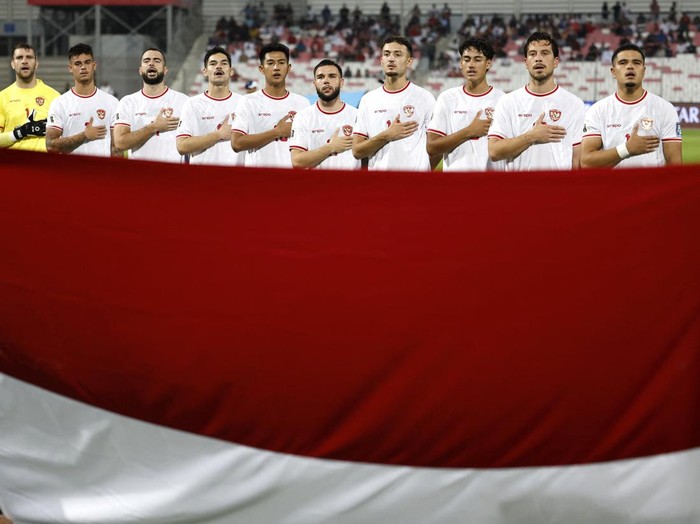 Soccer Football - World Cup - Asian Qualifiers - Third Round - Group C - Bahrain v Indonesia - Bahrain National Stadium, Riffa, Bahrain - October 10, 2024 Indonesia players pose for a team group photo before the match REUTERS/Hamad I Mohammed