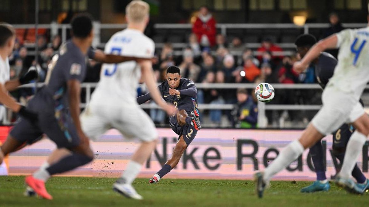 Trent-Alexander Arnold mengambil free kick. (Foto: AFP/JONATHAN NACKSTRAND)