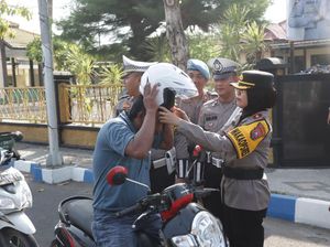 Operasi Zebra Semeru di Sampang Ditandai Pembagian Helm SNI ke Pemotor