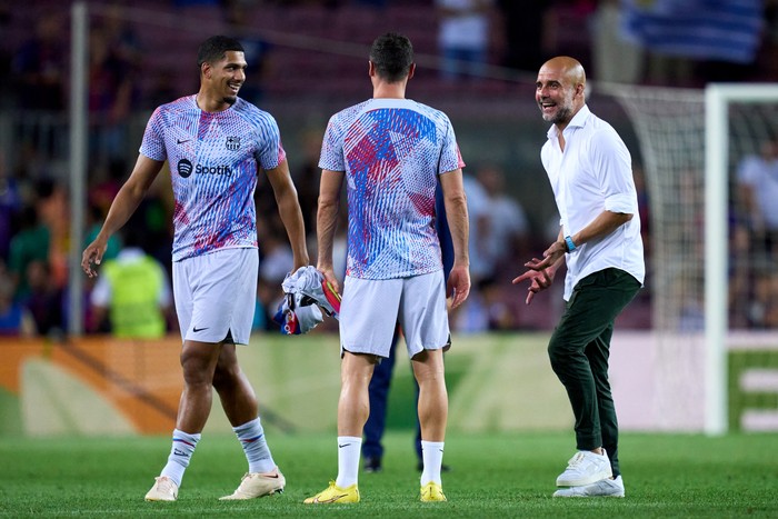FC Barcelona v Manchester City - Friendly Match
BARCELONA, SPAIN - AUGUST 24: Manager Pep Guardiola of FC Barcelona interacts with Ronald Araujo and Robert Lewandowski of FC Barcelona following the friendly match between FC Barcelona and Manchester City at Spotify Camp Nou on August 24, 2022 in Barcelona, Spain. (Photo by Alex Caparros/Getty Images)