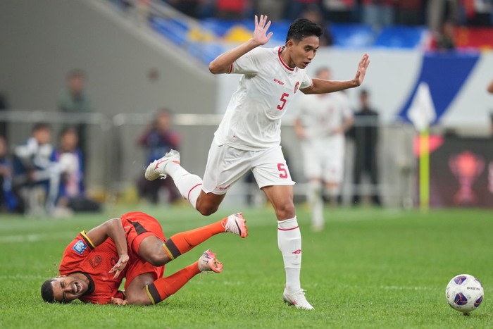 QINGDAO, CHINA - OCTOBER 15: A Lan of China and Rizky Ridho of Indonesia competes the ball during the FIFA World Cup Qualifier match between China and Indonesia at Qingdao Youth Football Stadium on October 15, 2024 in Qingdao, China. (Photo by Fred Lee/Getty Images)