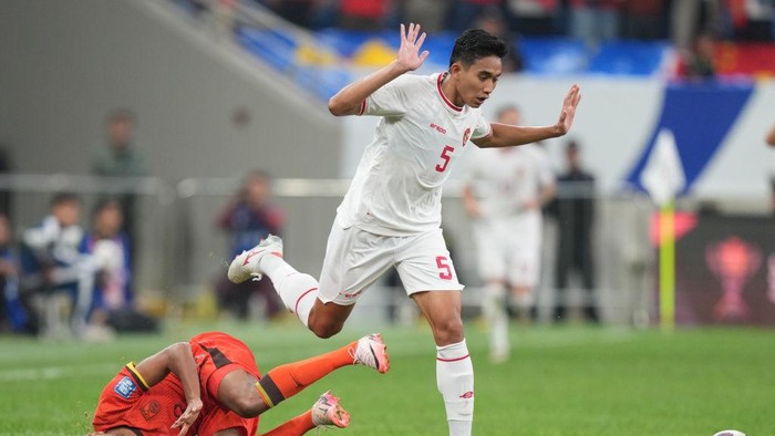QINGDAO, CHINA - OCTOBER 15: A Lan of China and Rizky Ridho of Indonesia competes the ball during the FIFA World Cup Qualifier match between China and Indonesia at Qingdao Youth Football Stadium on October 15, 2024 in Qingdao, China. (Photo by Fred Lee/Getty Images)