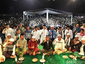 Warga Majalengka Pendukung Eman-Dena Ikuti Tabligh Akbar Ustaz Solmed Warga Majalengka Pendukung Eman-Dena Ikuti Tabligh Akbar Ustaz Solmed