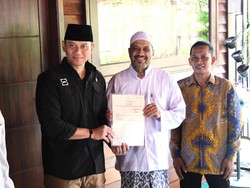 AHY Serahkan Sertipikat Tanah Wakaf Musala-Yayasan di Pasuruan