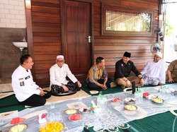 Sowan ke Habib Assegaf, AHY Serahkan Sertipikat Yayasan Sunniyah Salafiyah