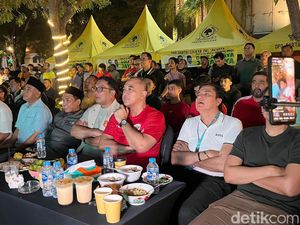 Momen Ridwan Kamil Nobar Laga Indonesia Vs China di DPD Golkar