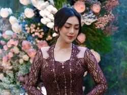 Most Pop: Gaya Celine Evangelista Pakai Kebaya Unik, Ada Ukiran Namanya