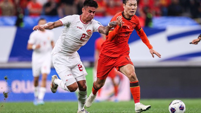 China Vs Indonesia QINGDAO, CHINA -OCTOBER 15: Li Yuanyi #8 of China and Mees Hilgers #2 of Indonesia compete for the ball during the 2026 FIFA World Cup Qualifier fourth round Group C match between China and Indonesia at Qingdao Youth Football Stadium on October 15, 2024 in Qingdao, Shandong Province of China. (Photo by Liu Lu/CFIDC/VCG via Getty Images)