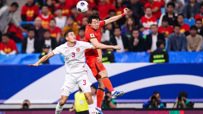 QINGDAO, CHINA -OCTOBER 15: Gao Zhunyi #3 of China and Jay Idzes #3 of Indonesia head the ball during the 2026 FIFA World Cup Qualifier fourth round Group C match between China and Indonesia at Qingdao Youth Football Stadium on October 15, 2024 in Qingdao, Shandong Province of China. (Photo by Liu Lu/CFIDC/VCG via Getty Images)