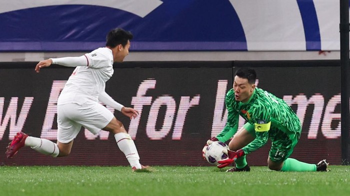 China Vs Indonesia QINGDAO, CHINA -OCTOBER 15: Wang Dalei #14 of China saves the ball during the 2026 FIFA World Cup Qualifier fourth round Group C match between China and Indonesia at Qingdao Youth Football Stadium on October 15, 2024 in Qingdao, Shandong Province of China. (Photo by Wu Zhizhao/VCG via Getty Images)