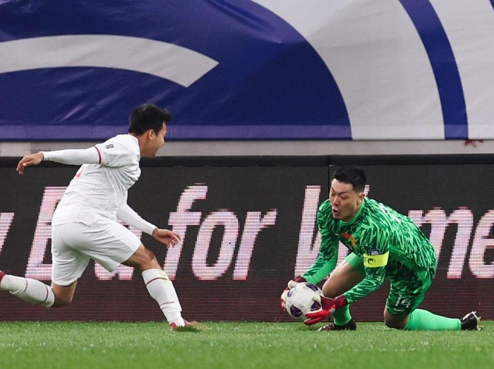 China Vs Indonesia QINGDAO, CHINA -OCTOBER 15: Wang Dalei #14 of China saves the ball during the 2026 FIFA World Cup Qualifier fourth round Group C match between China and Indonesia at Qingdao Youth Football Stadium on October 15, 2024 in Qingdao, Shandong Province of China. (Photo by Wu Zhizhao/VCG via Getty Images)