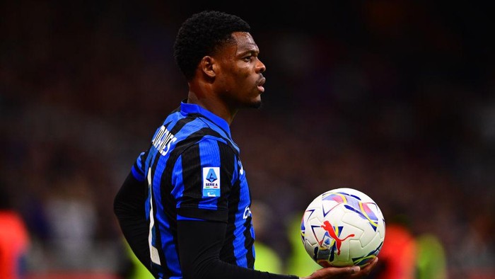 Denzel Dumfries Milan, Italy - October 5: Denzel Dumfries of Inter Milan look on during the Serie A match between FC Internazionale and Torino at Giuseppe Meazza on October 5, 2024 in Milan, Italy. (Photo by Andrea Bruno Diodato/DeFodi Images via Getty Images)
