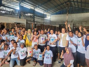 Emil Komitmen Perluas Lapangan Kerja Saat Kunjungi Pabrik Kerupuk di Krian Emil Komitmen Perluas Lapangan Kerja Saat Kunjungi Pabrik Kerupuk di Krian